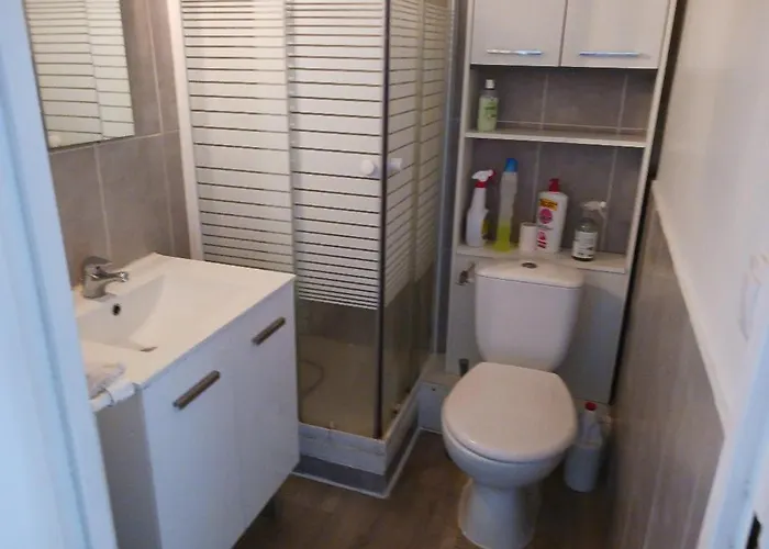 APPARTEMENT T2 ,1 chambre,Parking,balcon,arrêt bus à coté, 10mn plage Appartement *